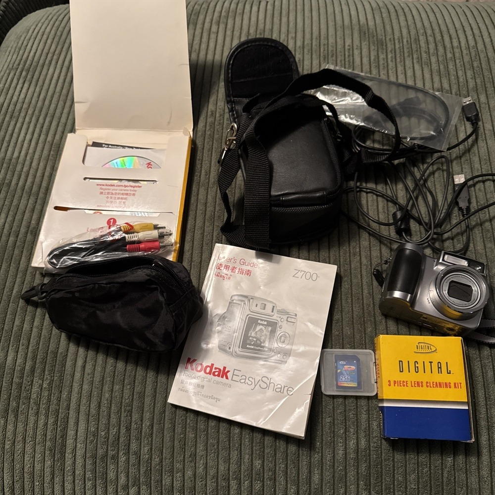 Kodak Digital Camera EasyShare Z700 4.0MP Silver Tested Case Cords